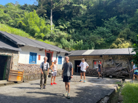 從番子坑古道走到貴妃池，沿途茶山風光美不勝收！路程充滿挑戰，友人見「這幕」：最值回票價