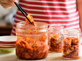 連鎖超市也上榜！近1成醃菜「防腐、漂白劑」超標，恐誘發氣喘增罹癌風險…烹調前先這樣做