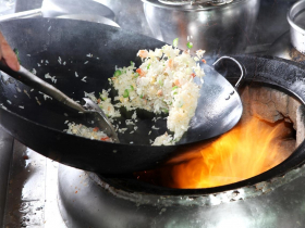 同條街2家炒飯，一家貴又少一家便宜又多，為什麼生意能一樣好？賺大錢的人都有2種競爭思維