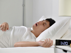 偶爾打呼算正常  側睡、墊高頸部有助改善 鼾聲擾人、老愛睏  氣道堵塞應就診