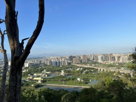 獨自穿梭山頭，從晨跑認識竹北面貌！謝金河曝眼前所見：馬路成分界線、稻田與高樓成對比