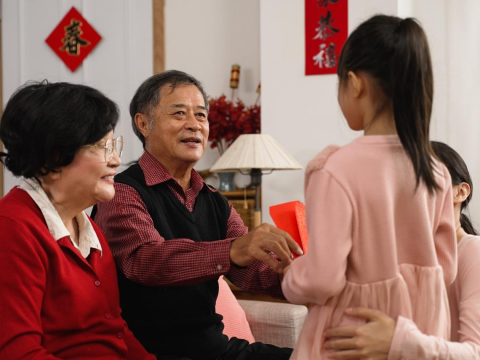 物質缺乏的年代，過年對孩子就是幸福代名詞！他見晚輩們拿壓歲錢的平淡，心口忍不住微微抽動