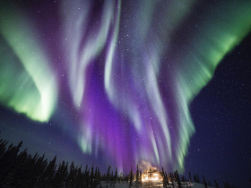 一出門到處都有極光！飛到世界極光之都黃刀鎮旅遊「賞光」