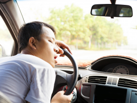 月薪15K、買不起房「住車上」還能存錢！34歲男打工人生有多省？手機、電腦充電靠「它」搞定