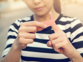 「液體OK繃」好方便，但這些人用了可能危及生命…什麼傷口都能塗一下？醫提醒「3狀況」最好別擦