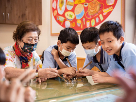推行先鋒》校園裡的日間照顧  小朋友從冷漠到學會包容  社區溝通下功夫  創「青銀共學」全台首例