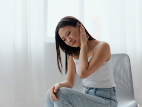 睡醒驚覺一側「耳聾」，當心錯過黃金治療期！4症狀族群需警慎，從日常做好耳朵保養