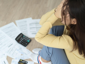 寧願不繳房租被趕，也要花錢吃龍蝦大餐！許多窮人並不是賺不到錢，而是比起脫貧更想當下過得爽