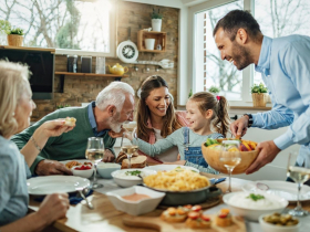 去瑞典同學家作客，晚餐時卻得待在房間等他們全家吃完飯？駐地12年台灣人揭：瑞典人的待客邏輯
