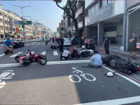 撞擊畫面曝光！高雄駕駛突繞過前車衝撞多名騎士　機車如保齡球被撞四散6傷、1人遭夾死
