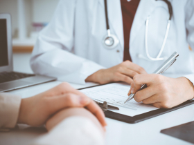 明基醫院風光赴港上市，台灣苦勞醫生卻忙到中飯都沒空吃，醫療產業制度改革已經是當務之急