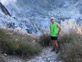 探索神秘大油坑，硫磺將山谷染成黃色！踩在溫熱泉水、在河谷往上爬，老謝：眼前景象令人感動
