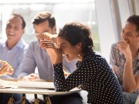 愛講「冷笑話」可促進人際關係？專家：助心靈成長、對尷尬免疫　常當句點王「大腦」可能出問題