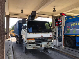 靠寫「作弊程式」駭入地磅系統，10年暴賺2.6億！月薪3萬開賓士、戴勞力士...家中天花板還藏20塊黃金