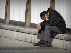 父親早年拋家棄子去大陸搞失聯，如今回國老又病就想到「養兒防老」...身為子女我們有扶養義務？