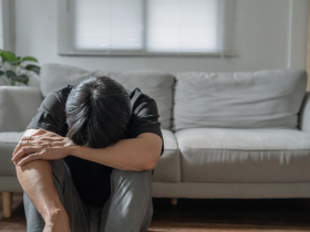 頭好痛，我是不是長了腫瘤…停止誇大情節、杞人憂天！1招協助焦慮症親友，找回平靜生活