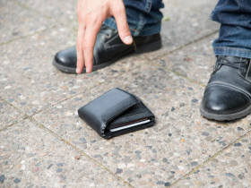 衰！他撿到皮夾送警局竟挨告，失主曝提告「苦衷」，結局曝光…避免好心被雷親，撿到失物怎自保？