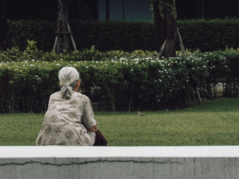 長孫說要養終老，阿嬤才送房，哪知一轉頭房子就被偷賣...贈與房產防子女不肖2作法：不讓自己無家可歸