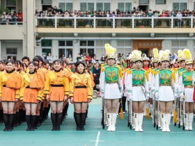 影／北一女120歲校慶，橘色惡魔V.S.小綠綠樂儀隊同場切磋！校長：兩隊在國內已沒學習對象