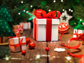 平安夜點亮整棵樹，樹下放著禮物...你知道聖誕樹的由來嗎？