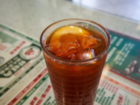 為什麼餐廳裡同樣的茶飲，冰(凍)的比熱的貴？從小細節看香港與台灣的文化差異：我賺你錢天經地義