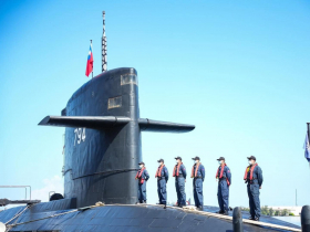 海虎軍艦6官兵落海送醫、3名搜索中「黃金救援時間還沒過」…被疑安全索沒繫？艦指部還原真相