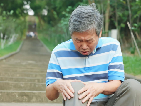 下山膝蓋痛？50歲後必學「下坡4個技巧」：這樣走路不傷膝蓋，66歲退休阿伯半年改善腰痛