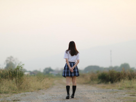 一個「視訊主播月入10萬」的小廣告就吞掉了她們的人生...社會線記者在警局見到的那些「叛逆小大人」