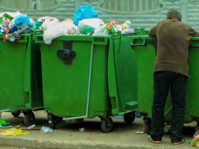 從華爾街到紐約街友，學霸博士淪落街頭16年！「一手好牌被打爛」...昔日同窗曝：賭到破產、精神失常