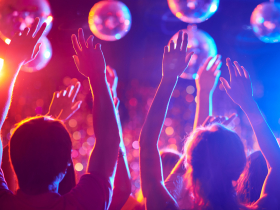 影／驚！這公司執行長周年慶「搭鐵籠」華麗亮相...下秒鐵鍊突斷裂、高空慘墜身亡，眾人嚇傻