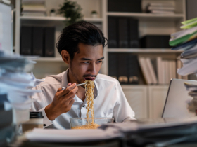 晚餐太晚吃「腦血管風險增28%」！研究：●點以後才吃超危險，專家點名8種人高機率有這習慣