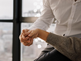 利用「空椅法」適時抽離，除了可陪伴重要他人聊傷外，也可讓你快速打敗壞情緒