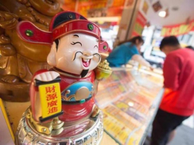 幸運之手！又有民眾刮中200萬＋賓士…中年男子專挑「這序號」買：刮到一半就看到車子