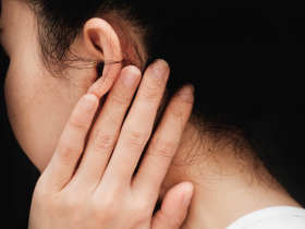 惡劣玩笑開大了！高中生湊同學耳邊大叫跑掉…他突暈眩、耳鳴「聽不清楚」，醫曝治療狀況：差點聾掉