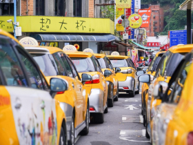 小黃抗議奏效！政院拍板交通違規新制：不戴安全帽、騎車玩手機等10項違規不給檢舉　當場舉發才會記點