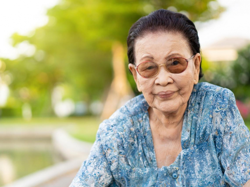 國中生家庭經濟糟，無法參加畢業旅行！好友阿嬤竟霸氣幫繳清費用：窮苦一輩子第一次幫別人好開心