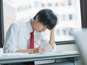 高材生想念哲學系，被勸考慮「現實」拚電機或醫科....文組生苦悶：要多有錢才算人生勝利組？