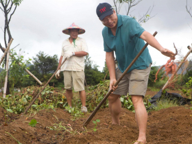 軍旅生涯最風光時刻選擇回歸田園，余連發將軍尋覓人生初心！謝金河拿鋤頭很熟練：兒時回憶湧心頭