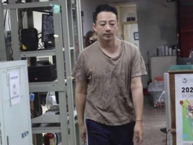 汪小菲邋遢衝警局告大S　身上那件「鹹菜乾」竟是法國名牌！價格嚇人但更驚人的是：本來就那麼皺