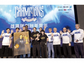 抱病也要到場支持  政大雄鷹完美他人生最重要的投資  「宇宙政大」四連霸  姜豐年喊「繼續贏！」