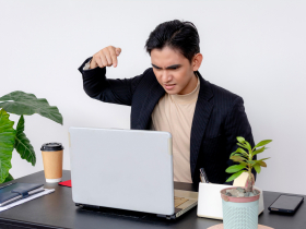 炎上、肉搜、公審…沉迷譴責快感，正義中毒了？ 腦科學家：訓練大腦減少對立消磨