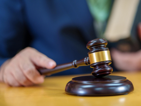 29歲孽子弒母喊「正當防衛」，逃死肖想拿遺產：該賠外公外婆的不會少！法官明察「准這件事」