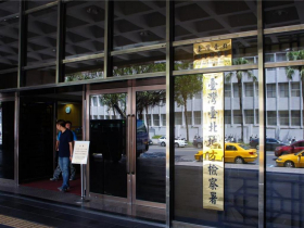 法官被爆勾結「詐團律師」，藏300萬在法官辦公室！北檢搜索橋頭地院、宿舍，約談石育恩到案說明