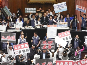 立院又再「舉手表決」亂一團…韓國瑜無奈喊：麻煩舉1隻手就好！為何不用表決器原因曝光