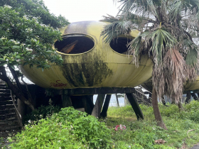 走在新北翡翠灣，殘破景象令人震驚！飛碟屋從渡假勝地淪鬼屋，謝金河感嘆：盼新北重新規劃