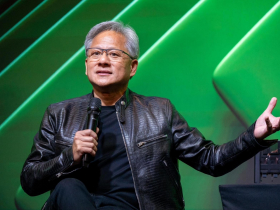 黃仁勳有多厲害？他讚「超越賈伯斯」…從老黃「社會級現象」看人性黑暗，為何總喜歡酸做對的人？