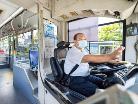 駕駛人力荒》月薪七萬「找無人」  離峰班次正減少    公車司機銳減  該正視運價、票價調整 