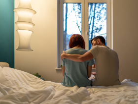 妻癌末車內狂吐，他快速道路臨停路肩「遭檢舉罰4千」！男悲戚：怕她噎到致命…法官判決曝光