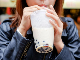飲料店9月起不再提供一次性塑膠杯，可望年減7.9億個！擬擴大「循環杯」導入補助這2大場域