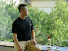 不靠程式、不看K線，他如何累積十億身價？
